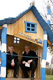 Holger Schliesenski und Hans-Georg Westphal im gespendeten Fischerhaus für die Kita Fremersdorfer Straße