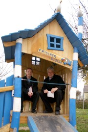 Holger Schliesenski und Hans-Georg Westphal im neuen Spielhaus, das W+S WESTPHAL der KiTa gespendet hat.